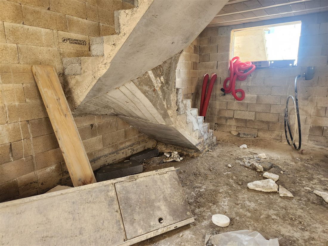 Sous-sol humide avant traitement : murs qui suintent et salpêtre
