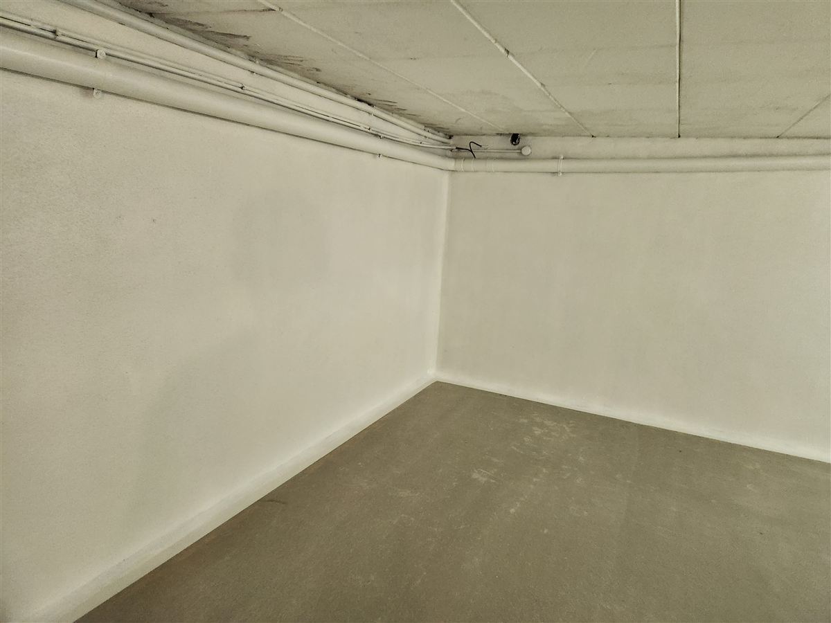 Cave rénovée aux murs sains et clairs après traitement de l'humidité