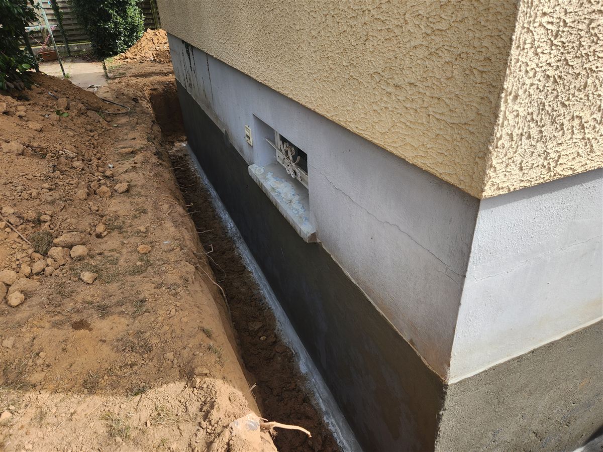Étanchéité bitumineuse appliquée sur une fondation dégagée par terrassement