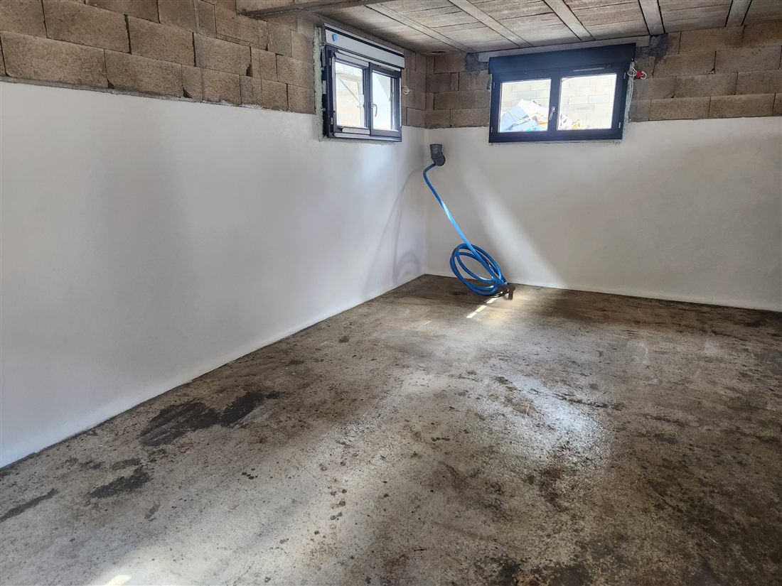 Cave humide d'un immeuble ancien de Melun près de la Seine, parois qui suintent