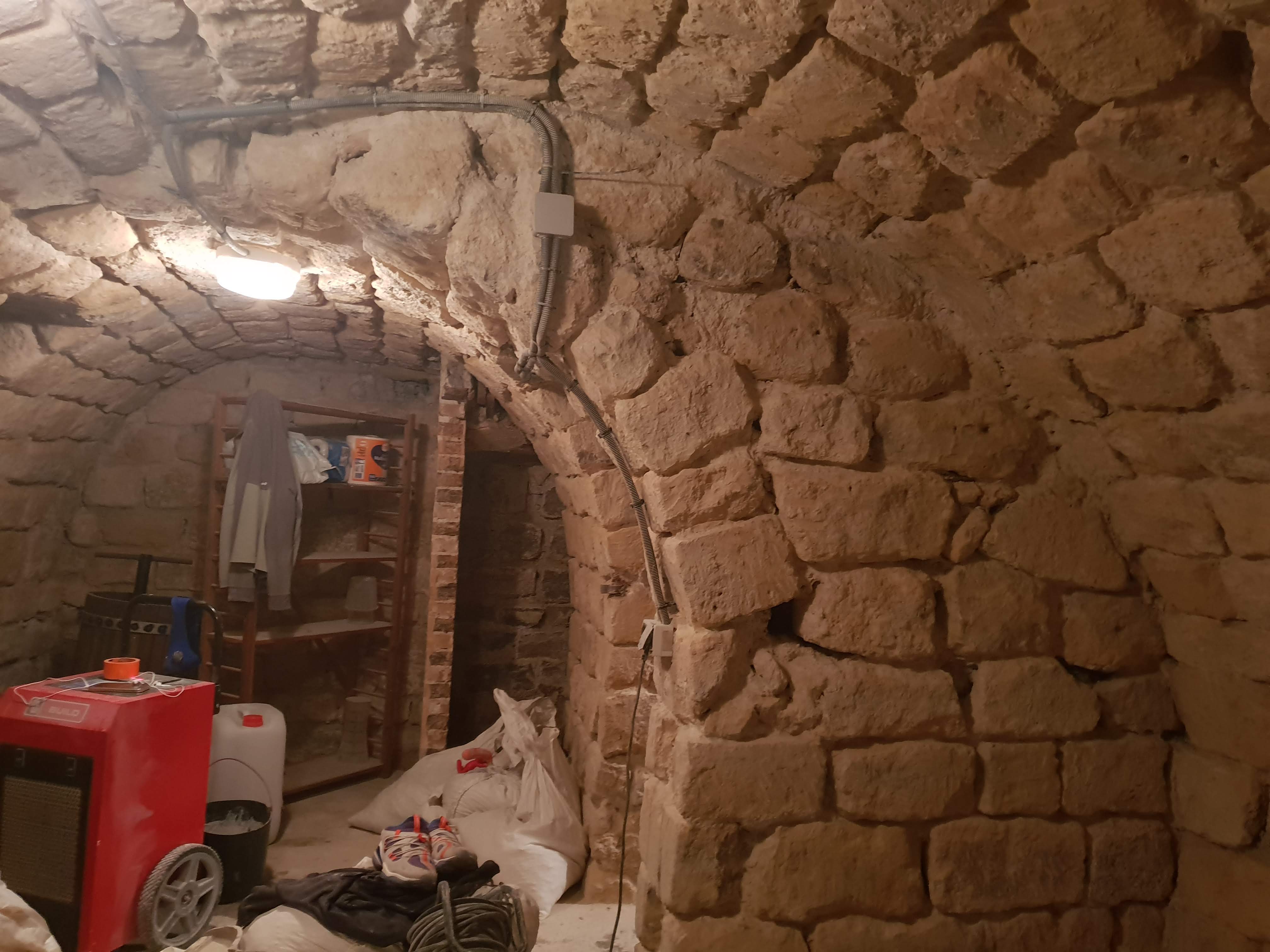 Assèchement de la cave par déshumidificateur de chantier, pierre en cours de rejointoiement