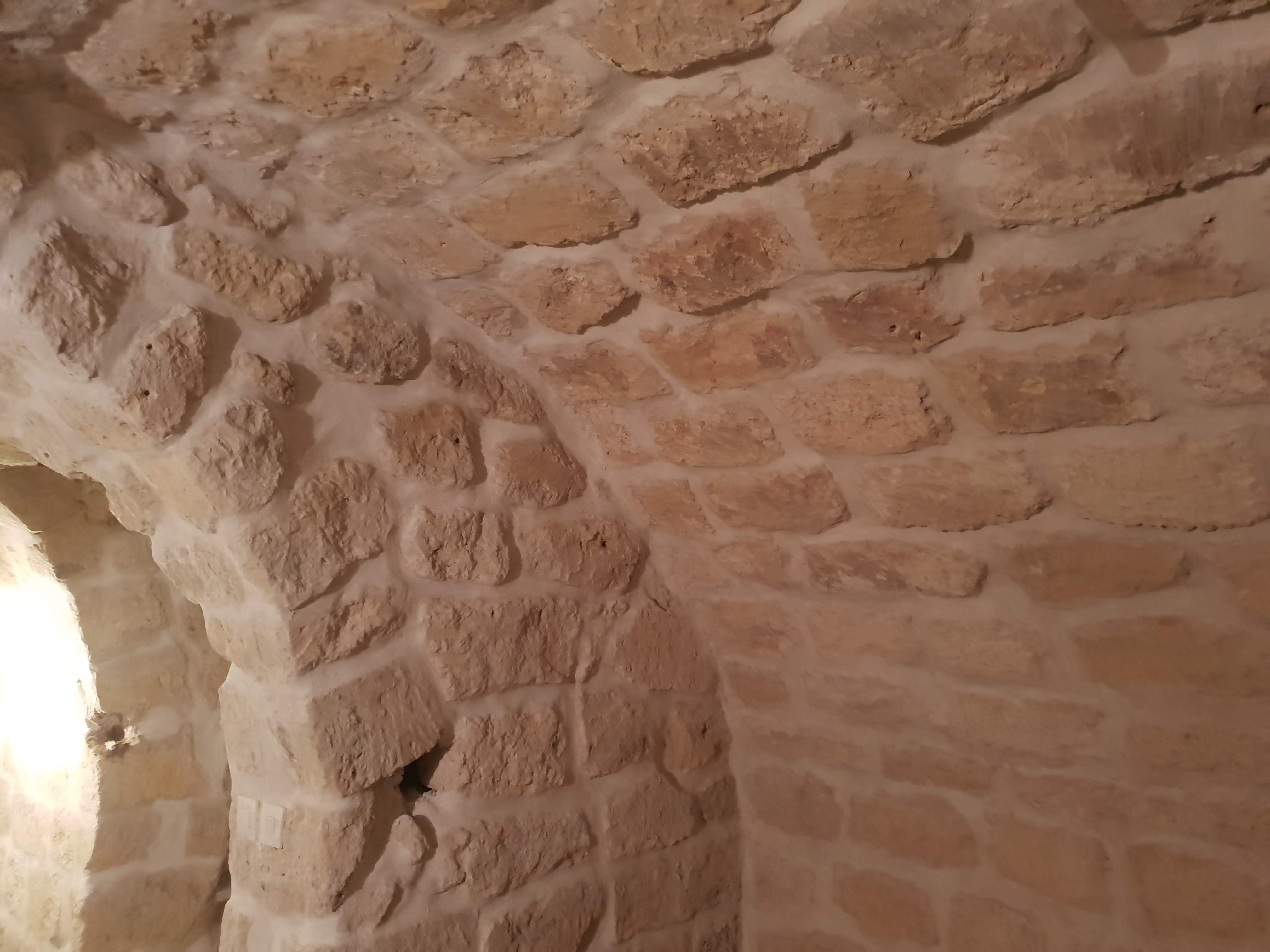 Voûte en pierre de la cave aux Lilas rejointoyée à la chaux, pierre propre et mise en valeur