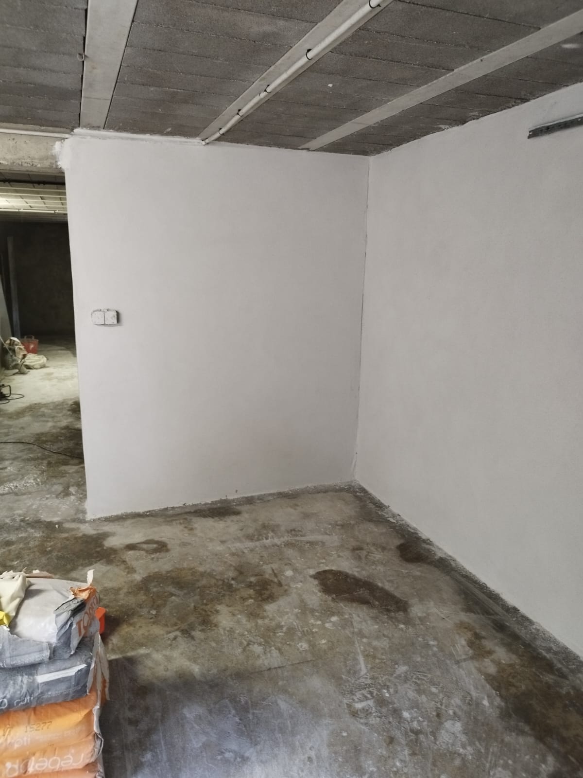 Mur de sous-sol à Olivet imperméabilisé et enduit, finition claire après cuvelage