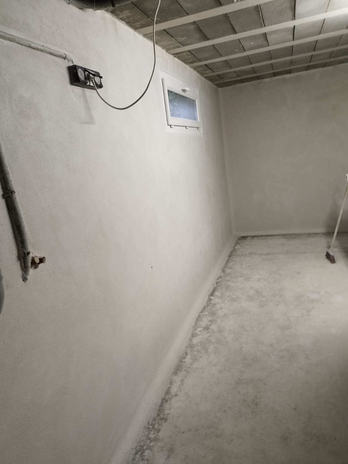 Sous-sol à Olivet après traitement : murs enduits et sains, pied de mur drainé