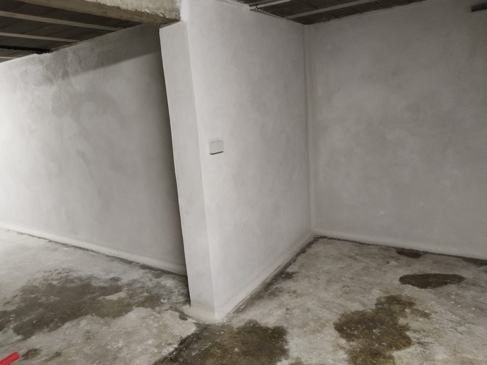 Angle de sous-sol à Olivet après cuvelage et drainage : parois propres et assainies