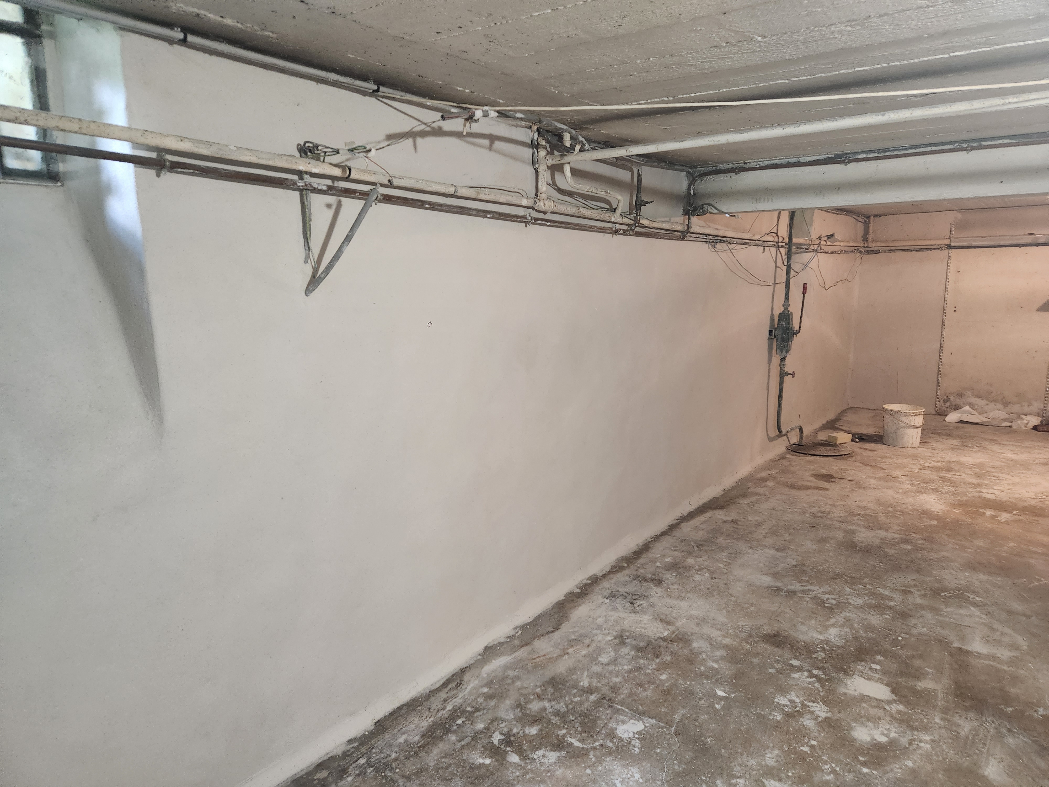 Autre vue du sous-sol à Orléans après assainissement : murs sains, enduit hydrofuge, espace sec et lumineux