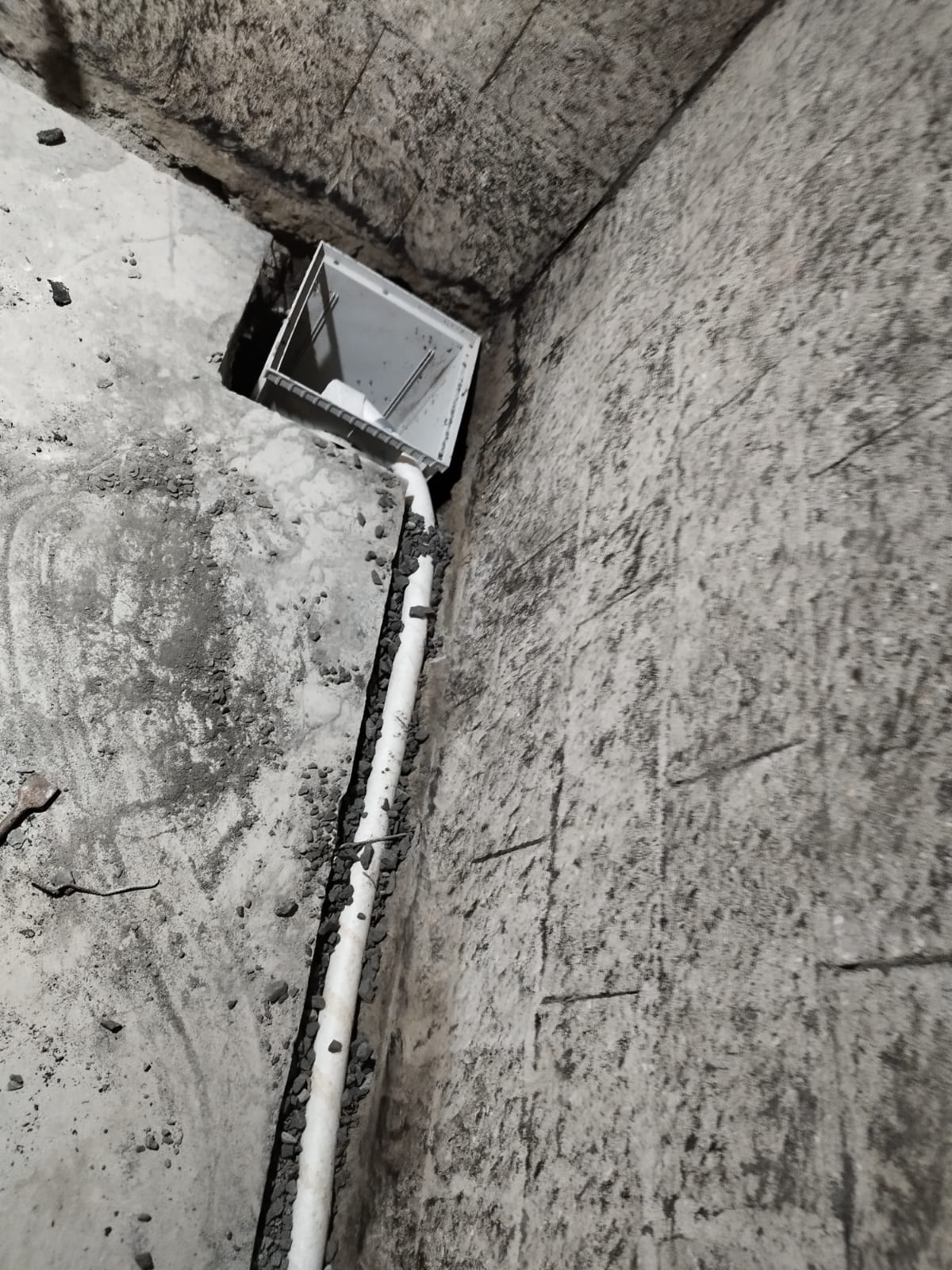 Drainage en pied de mur raccordé à un regard collecteur pour pompe de relevage dans un sous-sol à Orléans