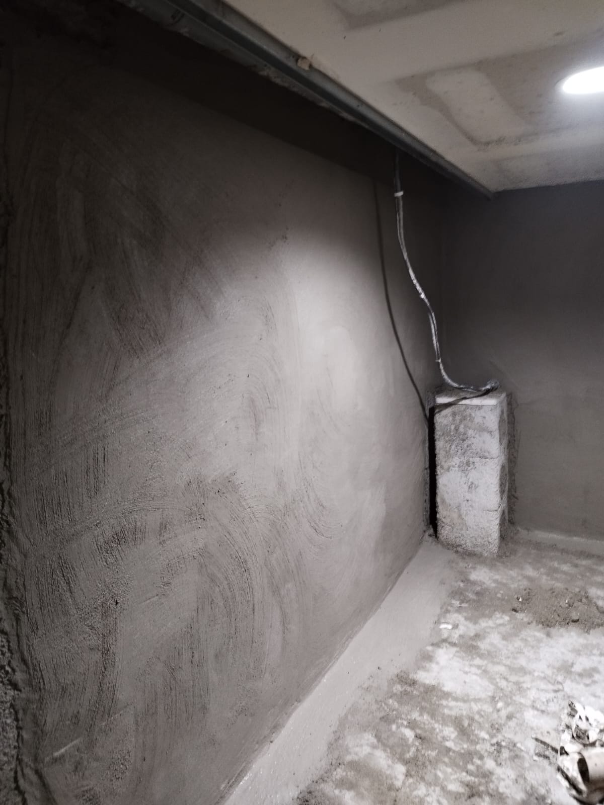 Murs de sous-sol à Orléans imperméabilisés par cuvelage, avec regard de pompe de relevage dans l'angle