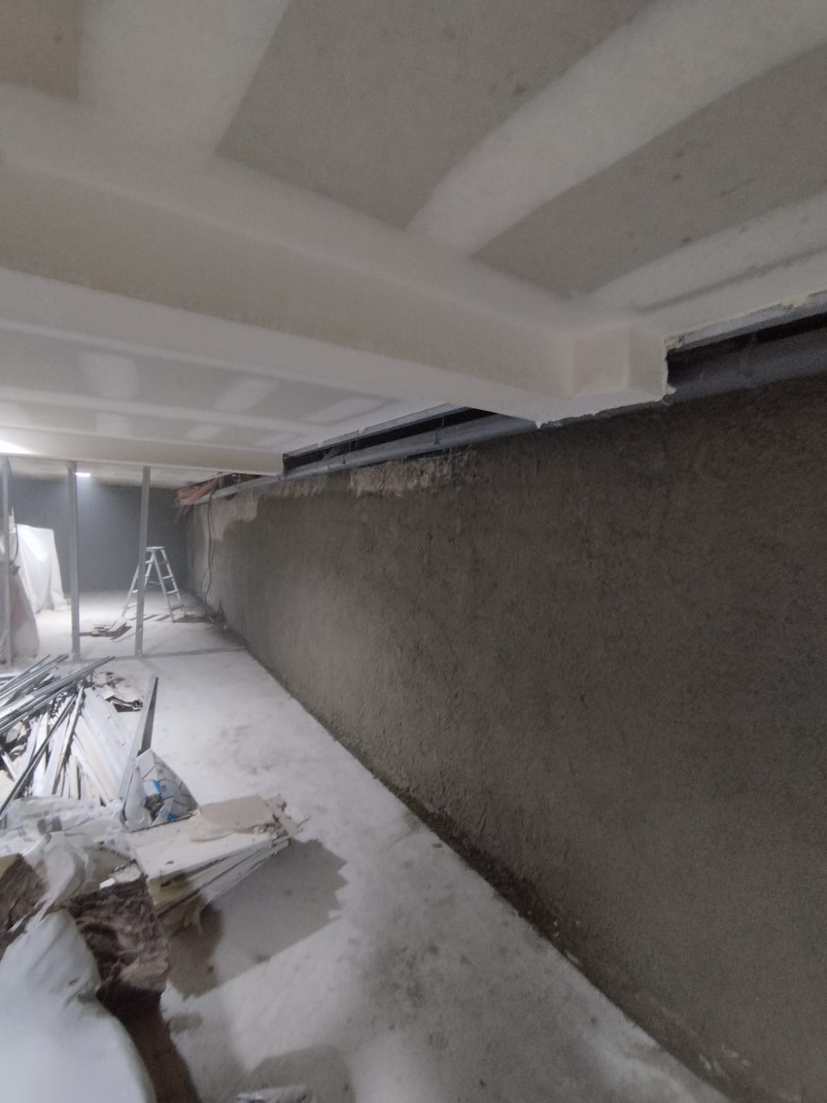 Cuvelage en cours des murs d'un sous-sol de maison neuve à Orléans, mortier hydrofuge appliqué