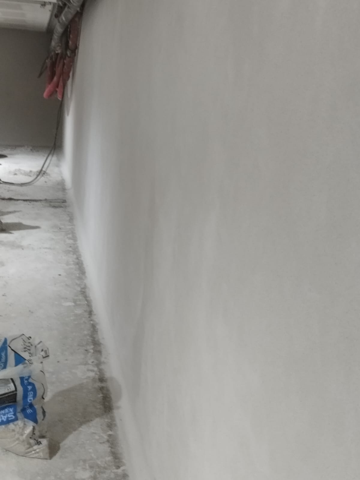 Sous-sol de maison neuve à Orléans après travaux : murs blancs, sains et secs