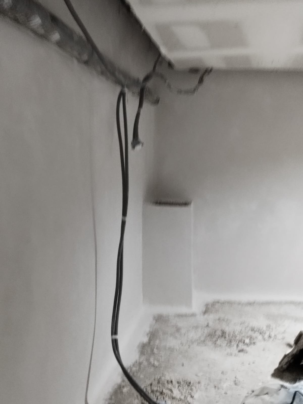 Pièce de sous-sol assainie et finie en blanc dans une maison neuve à Orléans