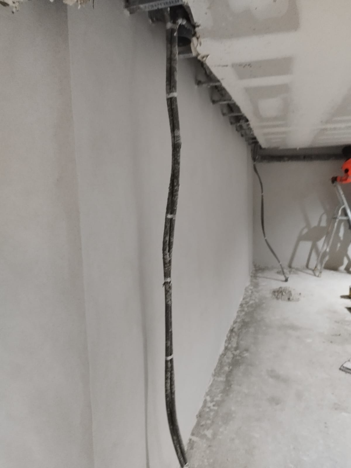 Mur de sous-sol propre et sec après cuvelage, drainage et pompe de relevage à Orléans