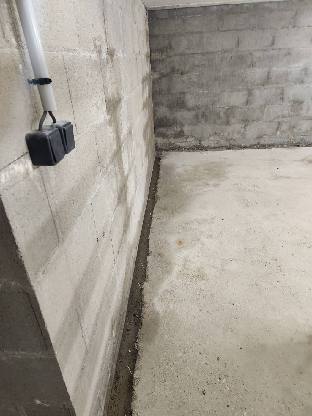 Pied de mur décaissé dans le sous-sol à Presles-en-Brie pour la pose du drainage périphérique