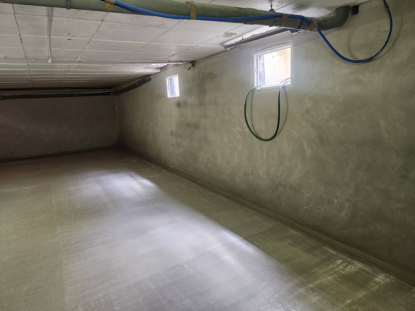 Cuvelage en cours à Presles-en-Brie : mortier hydrofuge appliqué sur les murs du sous-sol