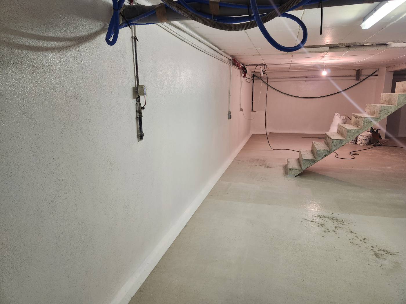 Sous-sol à Presles-en-Brie avec murs et sol traités par cuvelage et escalier, en cours de finition