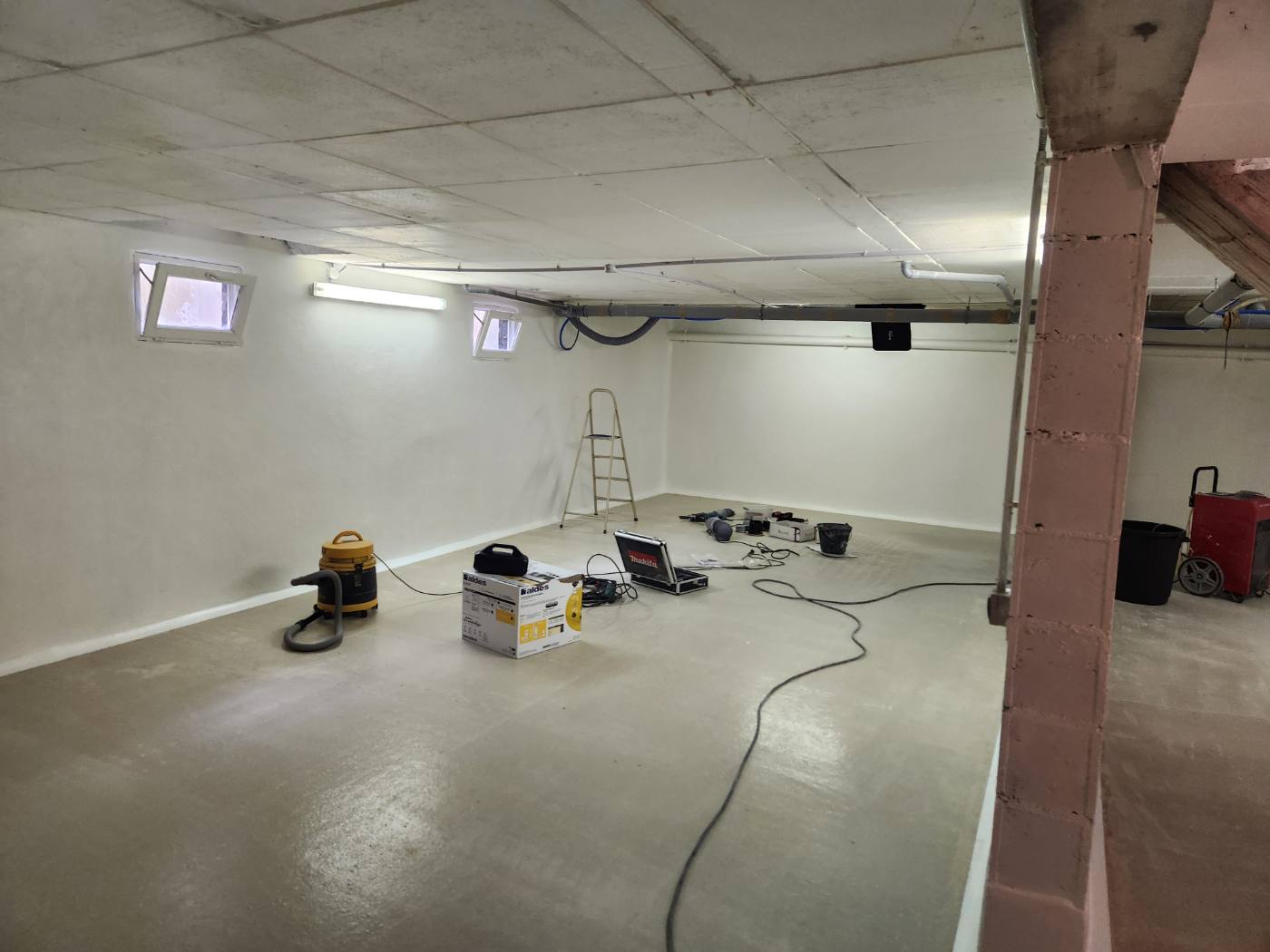 Sous-sol à Presles-en-Brie après travaux : grande pièce saine et sèche, équipée d'une ventilation