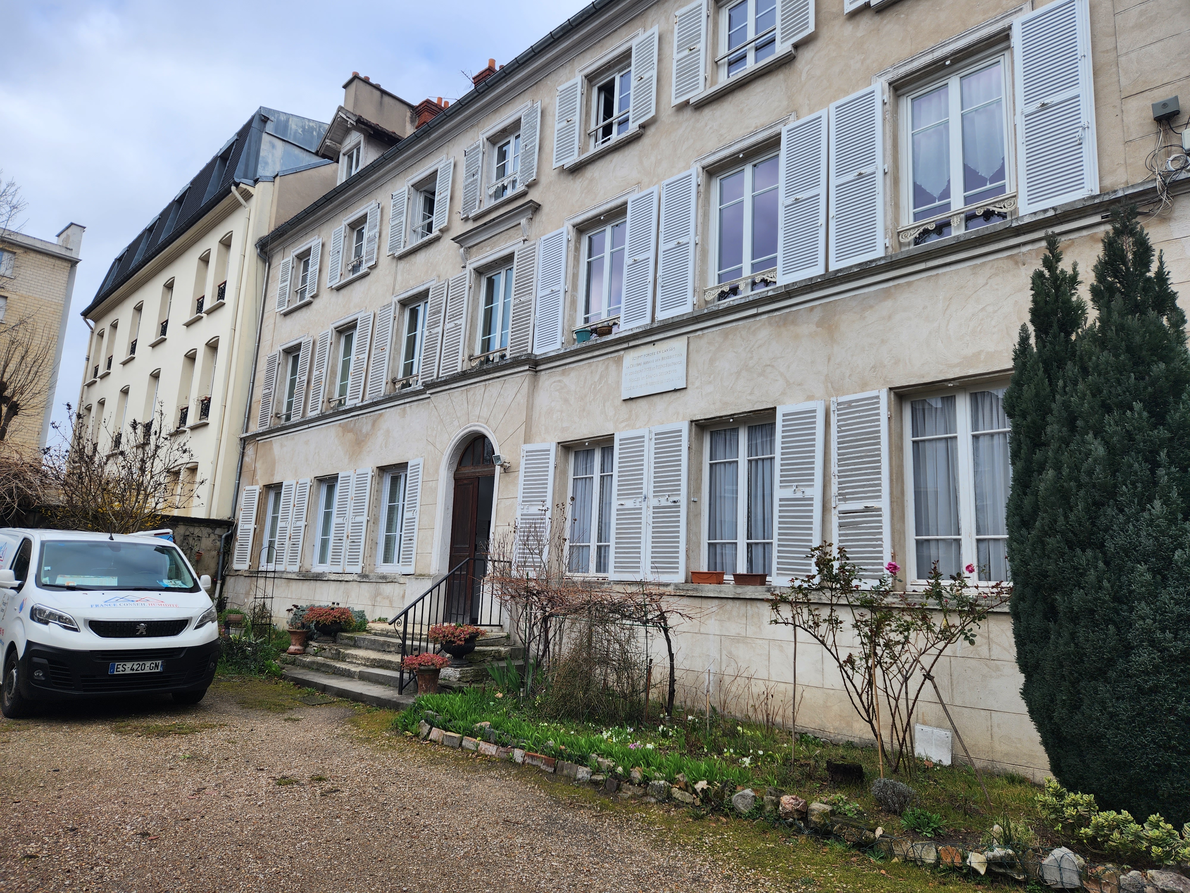 Ancienne abbaye à Argenteuil (Val-d'Oise), traitée contre l'humidité par France Conseil Humidité, véhicule FCH devant