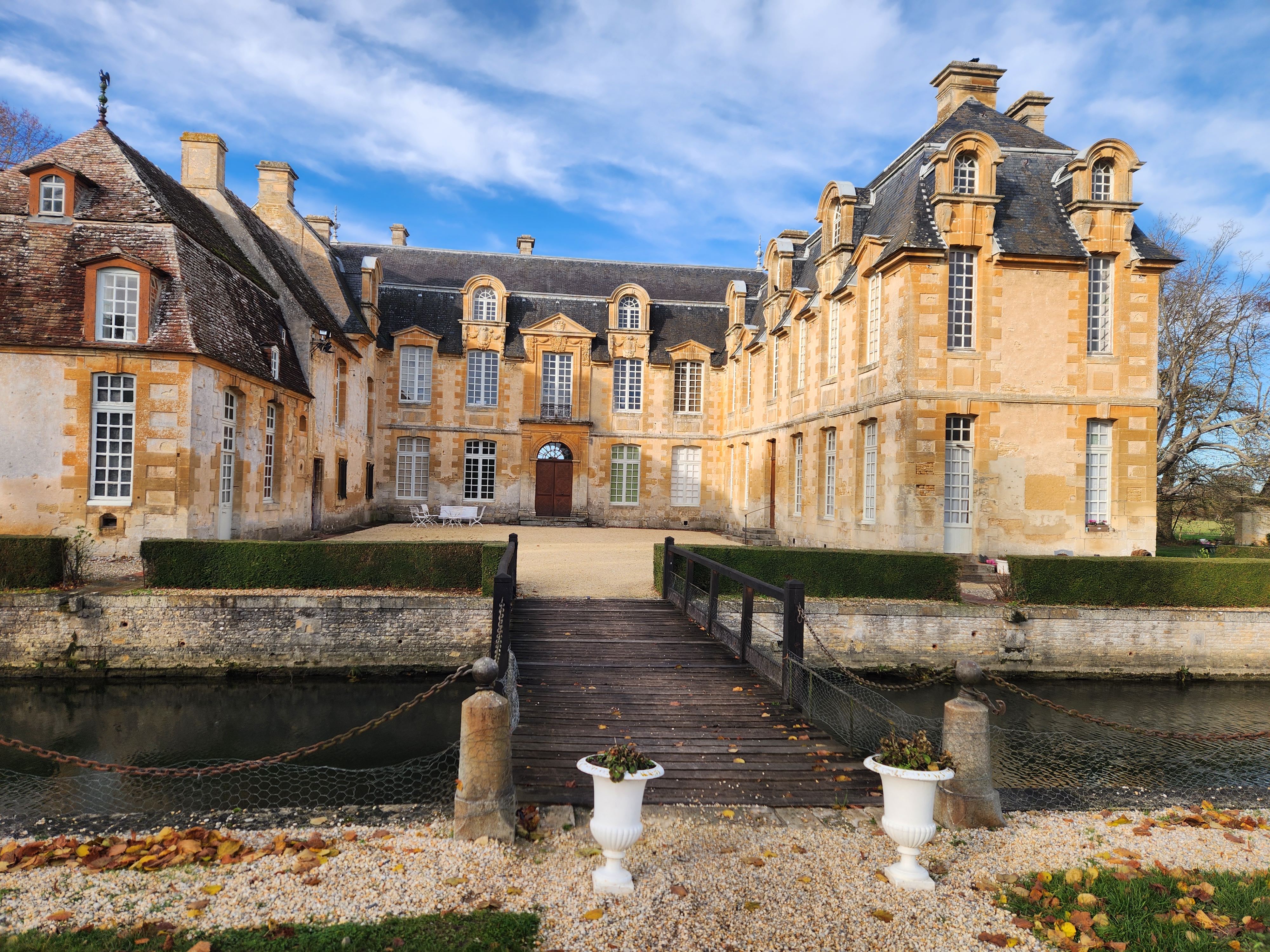 Château français en pierre avec douves traité contre l'humidité par France Conseil Humidité