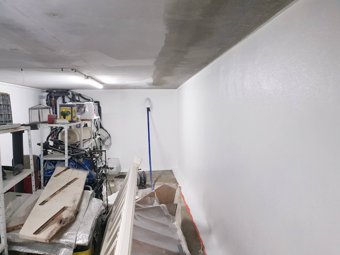 Pièce technique enterrée à Santeny assainie, murs et sol étanches, finition blanche