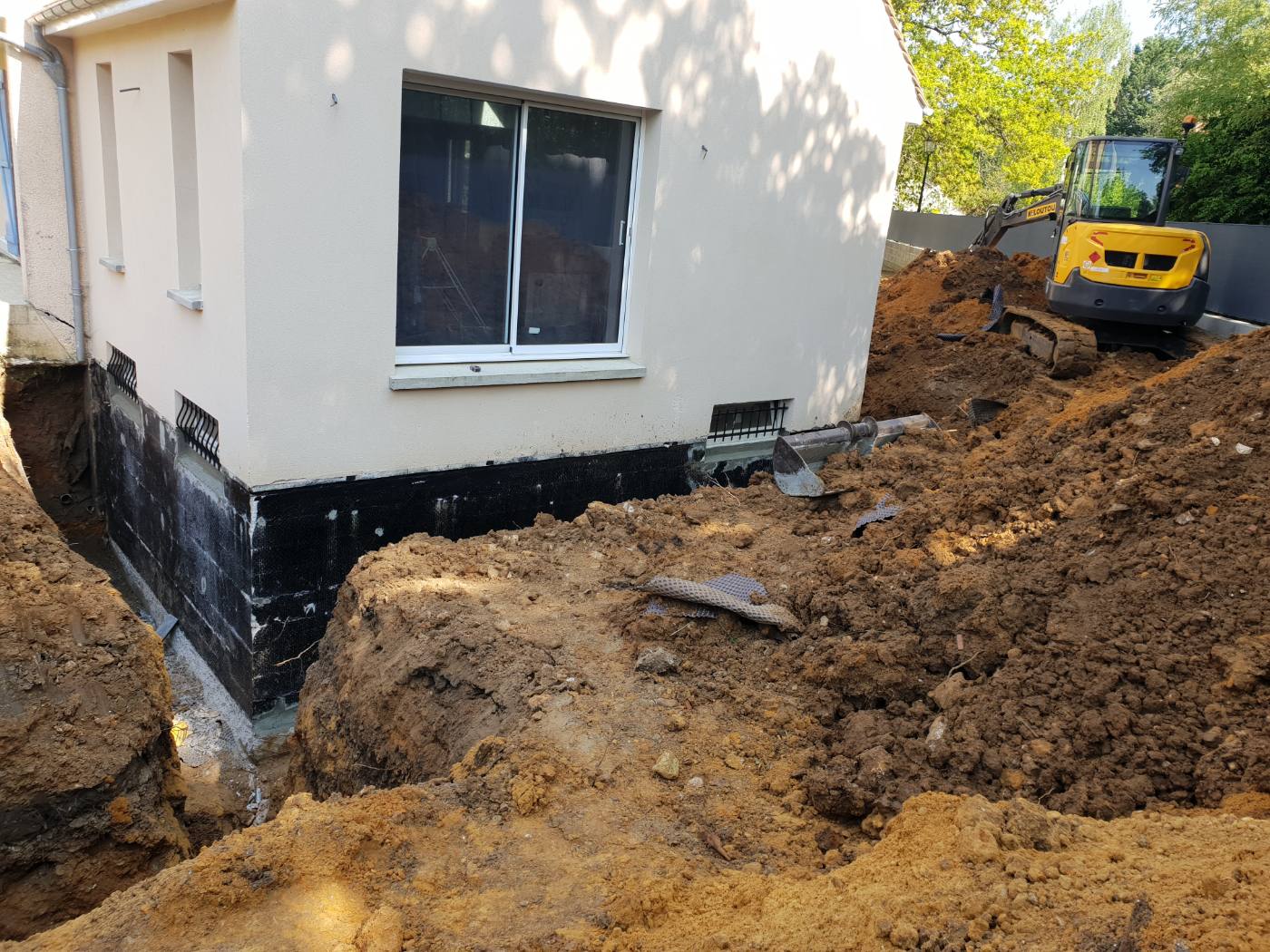 Terrassement au pied de la maison à Santeny pour l'étanchéité extérieure des murs enterrés