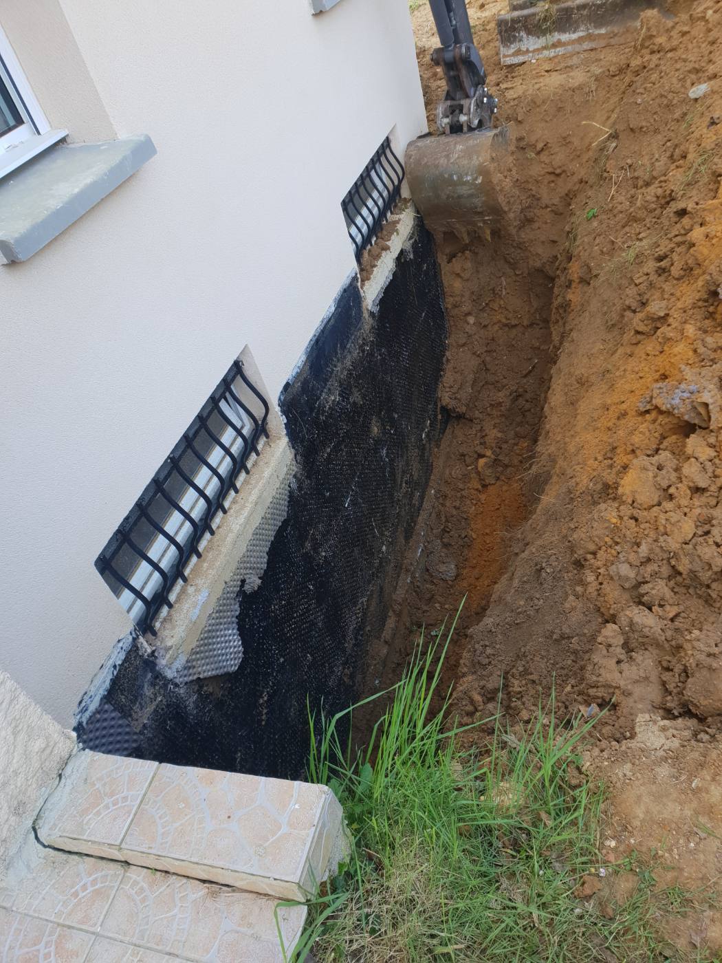 Étanchéité bitumineuse et membrane drainante delta posées sur les murs enterrés à Santeny