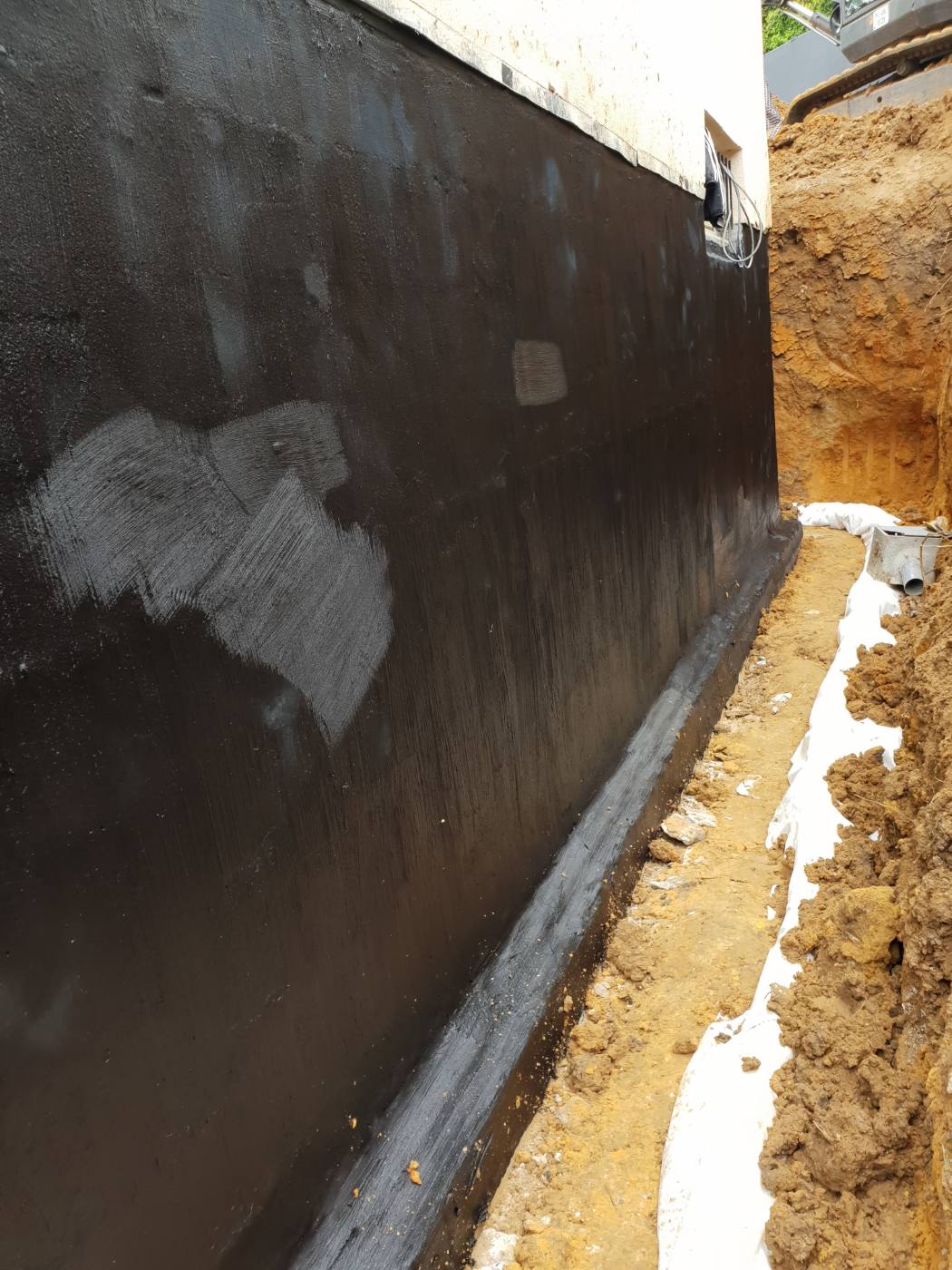 Mur enterré étanchéifié et drainage périphérique en pied de mur à Santeny