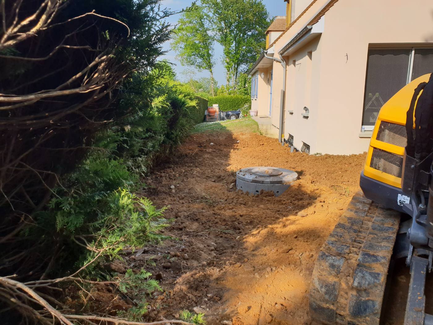 Abords de la maison à Santeny remblayés après étanchéité et drainage, regard affleurant